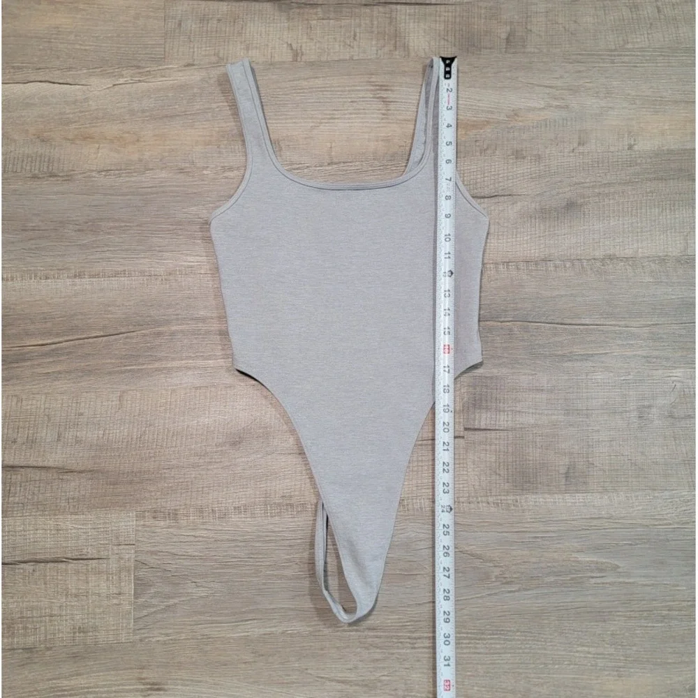 ALO Yoga Tank Bodysuit Top Size Medium Pull On Stretch Gray Scoop Neck Modern